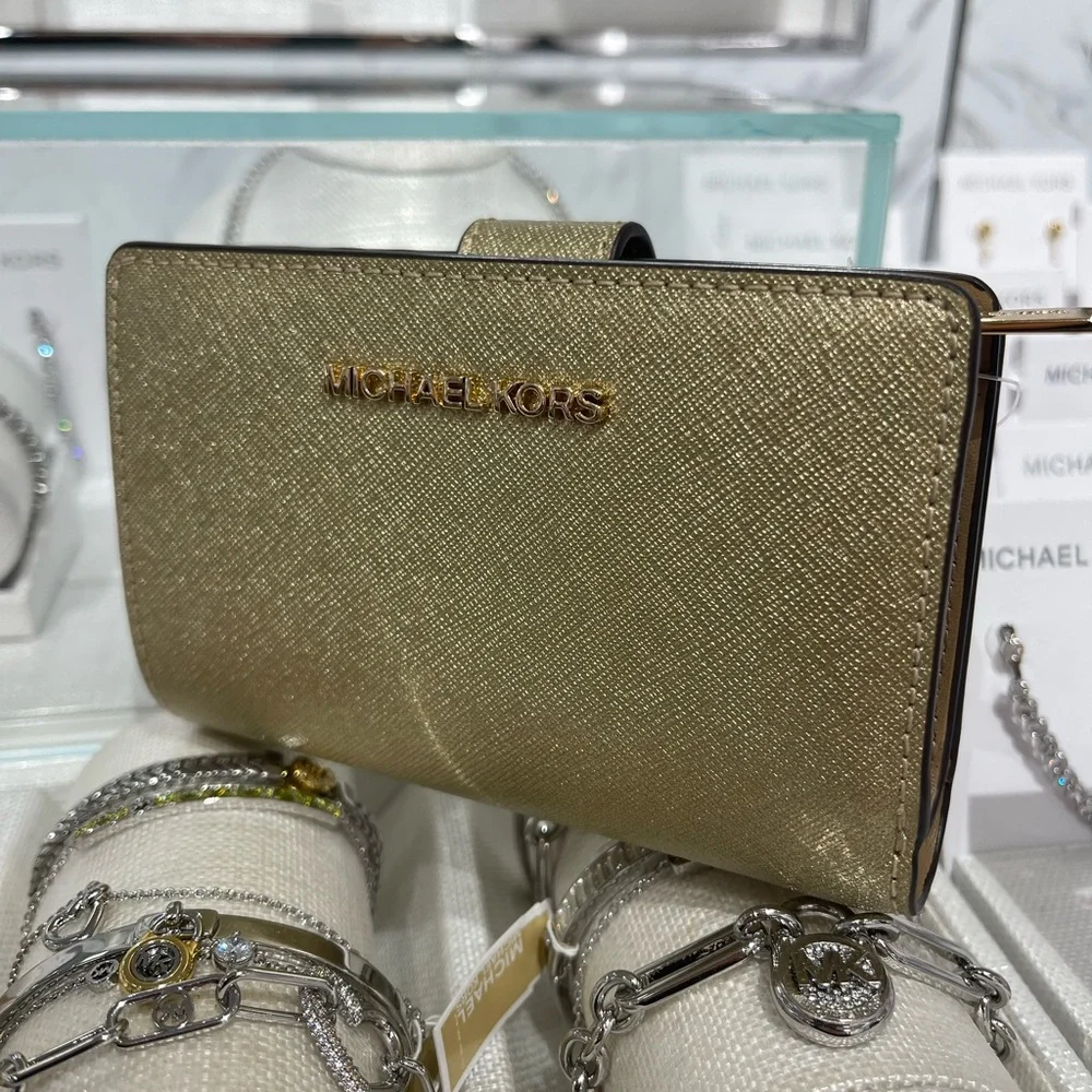 MICHAEL KORS Jet Set Md Zip CN Metallic Saffiano Leather BiFold Wallet Pale Gold